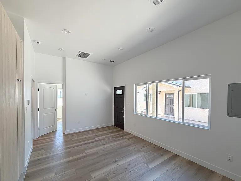 7219 1/2 Summitrose St — Photo 3