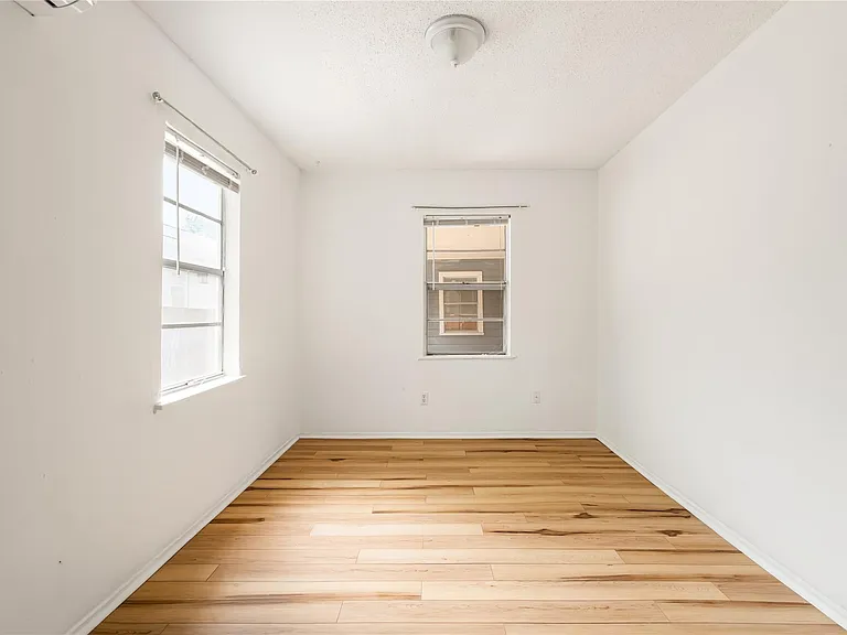 918 E 50th St #B — Photo 15