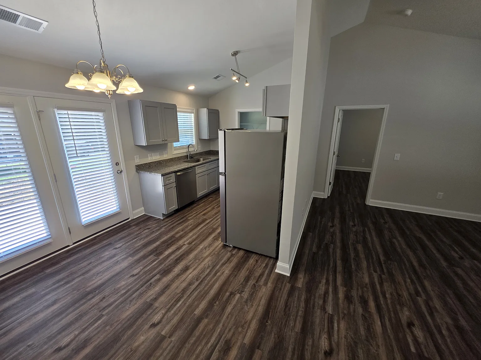 3 bed, 1080 sqft, $1,695 — Photo 4
