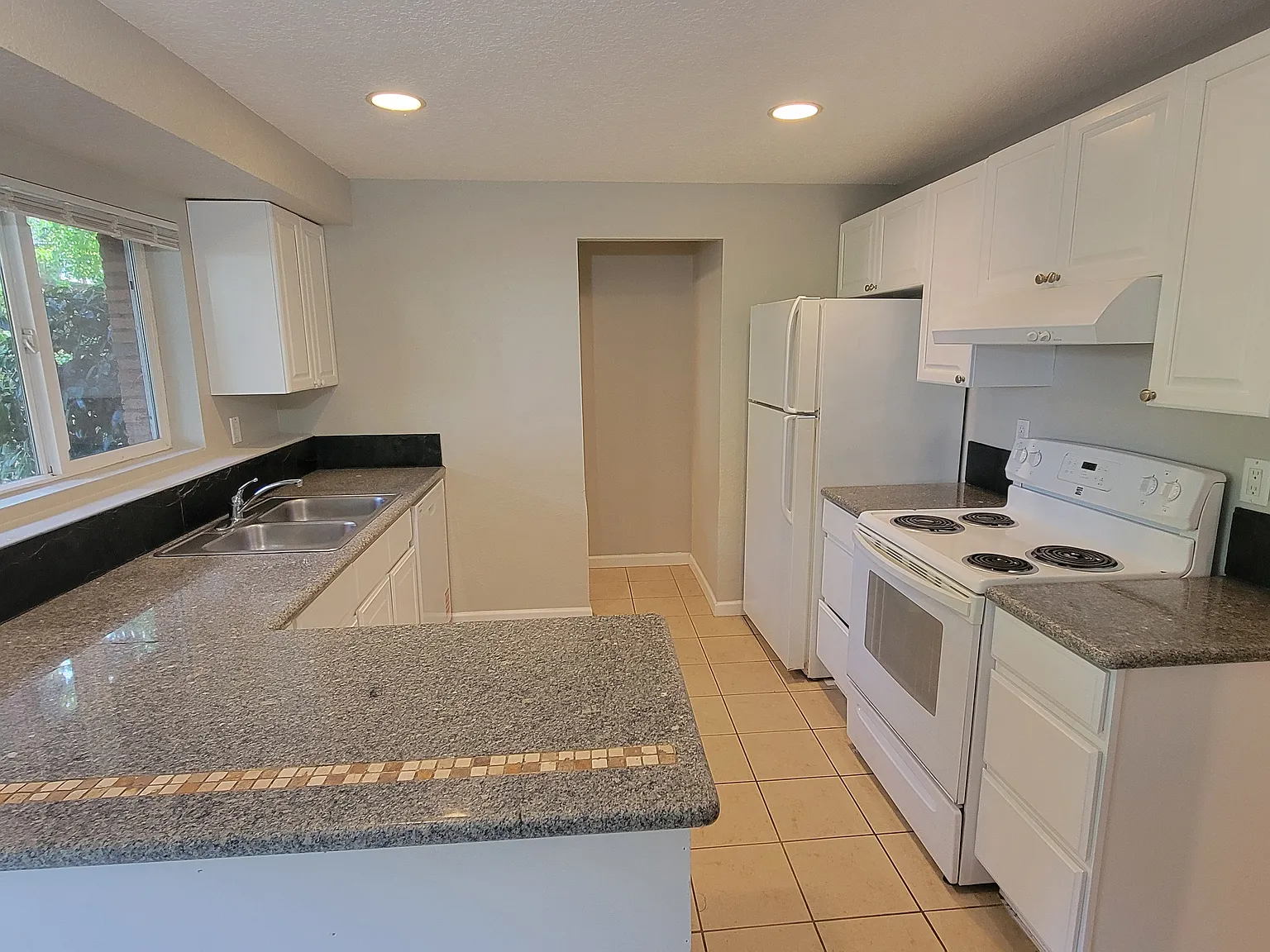 2 bed, 940 sqft, $1,995 — Photo 4