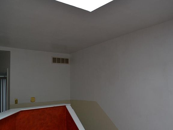 5th image of 122 N Broom St