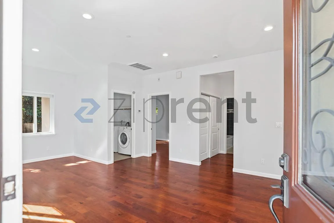 2 bed, 1.5 bath, 1000 sqft, $3,806 — Photo 1