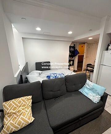 4th image of 109 Queensberry St APT 1A