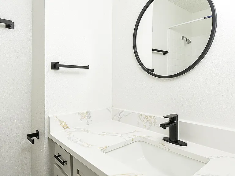 Hemingway House Apartments — Photo 25