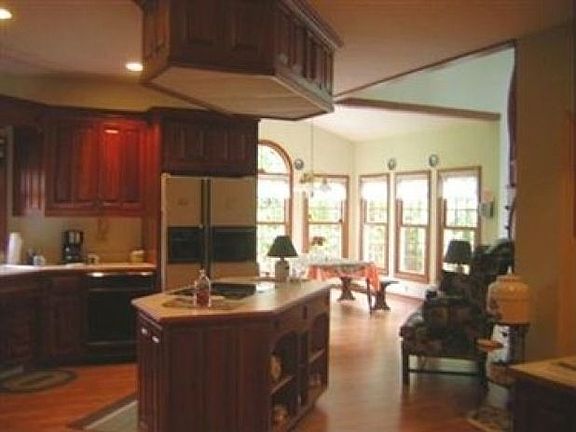 3rd image of 6867 Bramblewood Ln