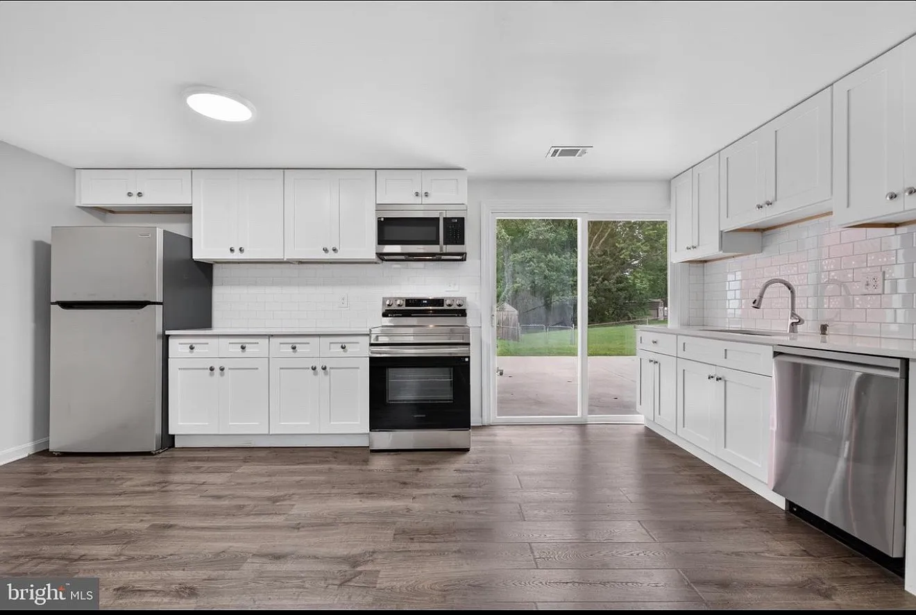 2 bed, 950 sqft, $1,900 — Photo 3