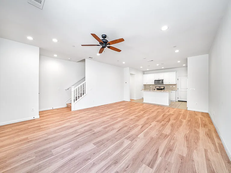 2533 Almeria Ln — Photo 4