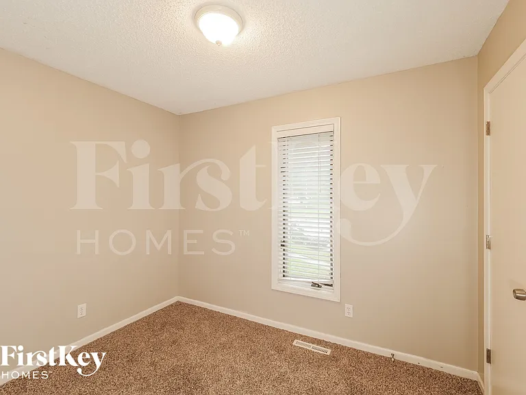 804 NE Karapat Dr — Photo 14