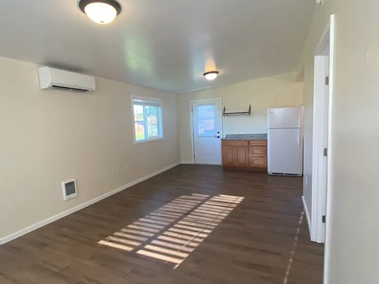 83650 N Pacific Hwy #4 — Photo 2