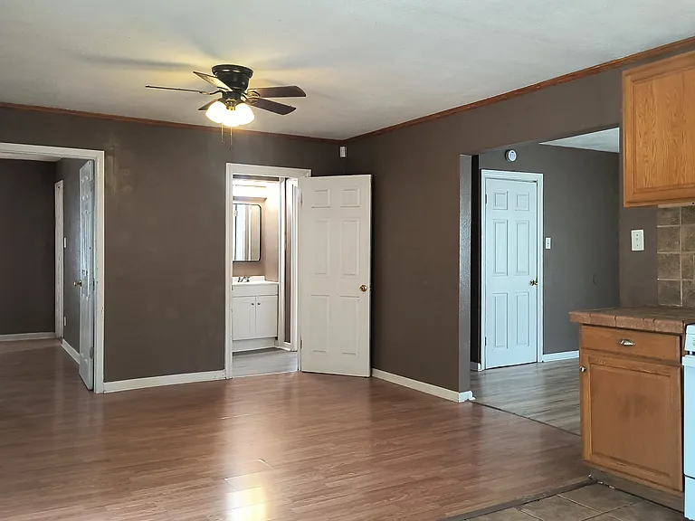 1113 W 33rd Ave — Photo 10