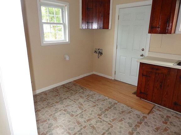 3rd image of 912 Austin Dr