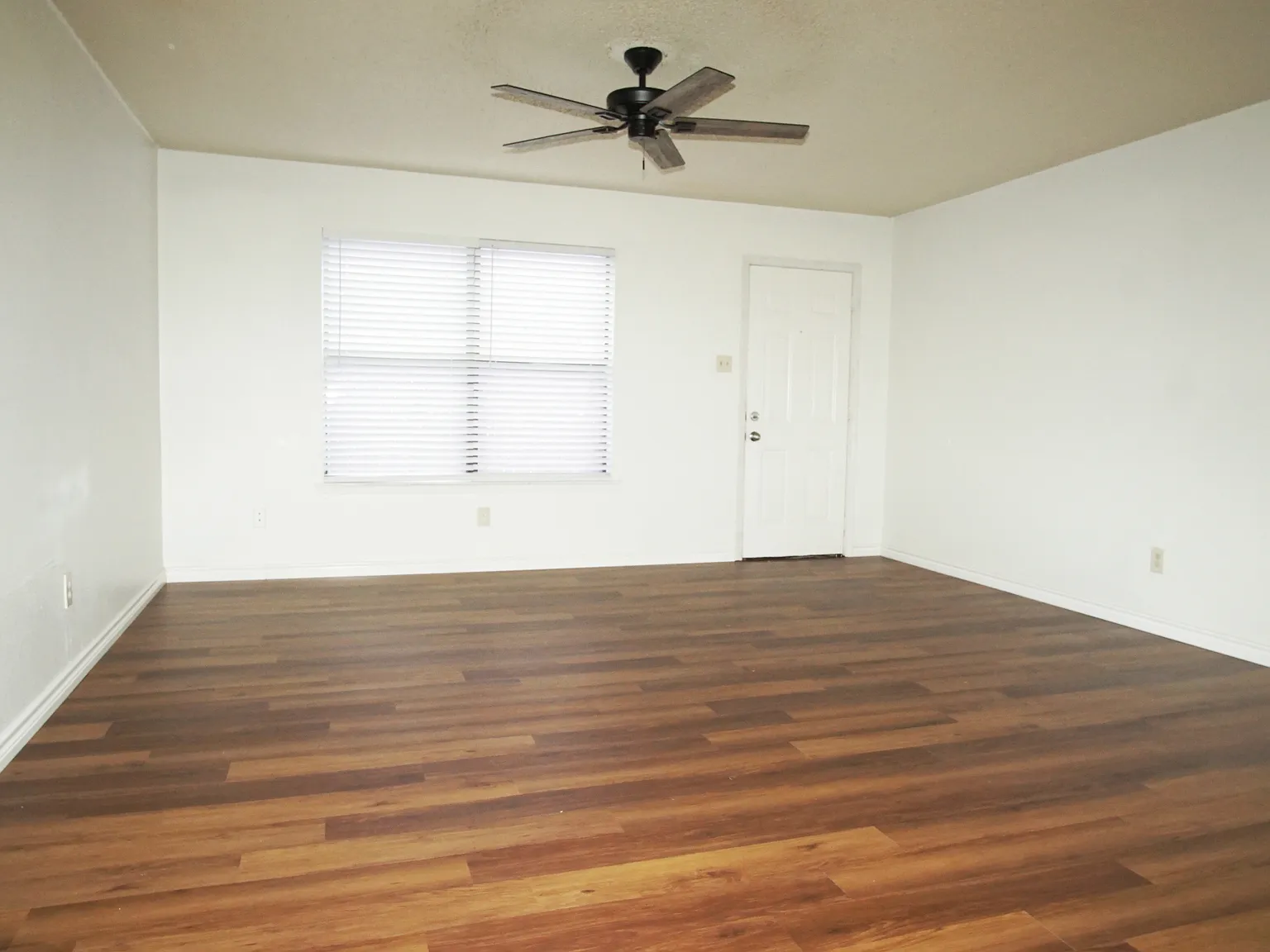 2 bed, 1.5 bath, 1052 sqft, $1,400 — Photo 2
