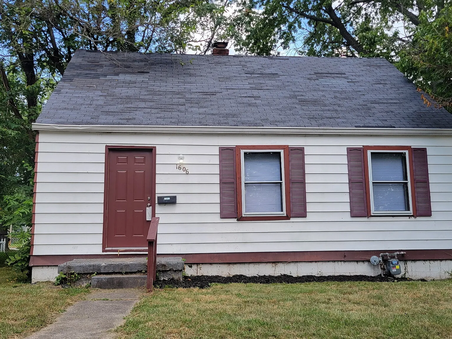 4 bed, 1.0 bath, $950 — Photo 1