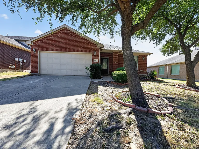 1521 Stanford Dr — Photo 1