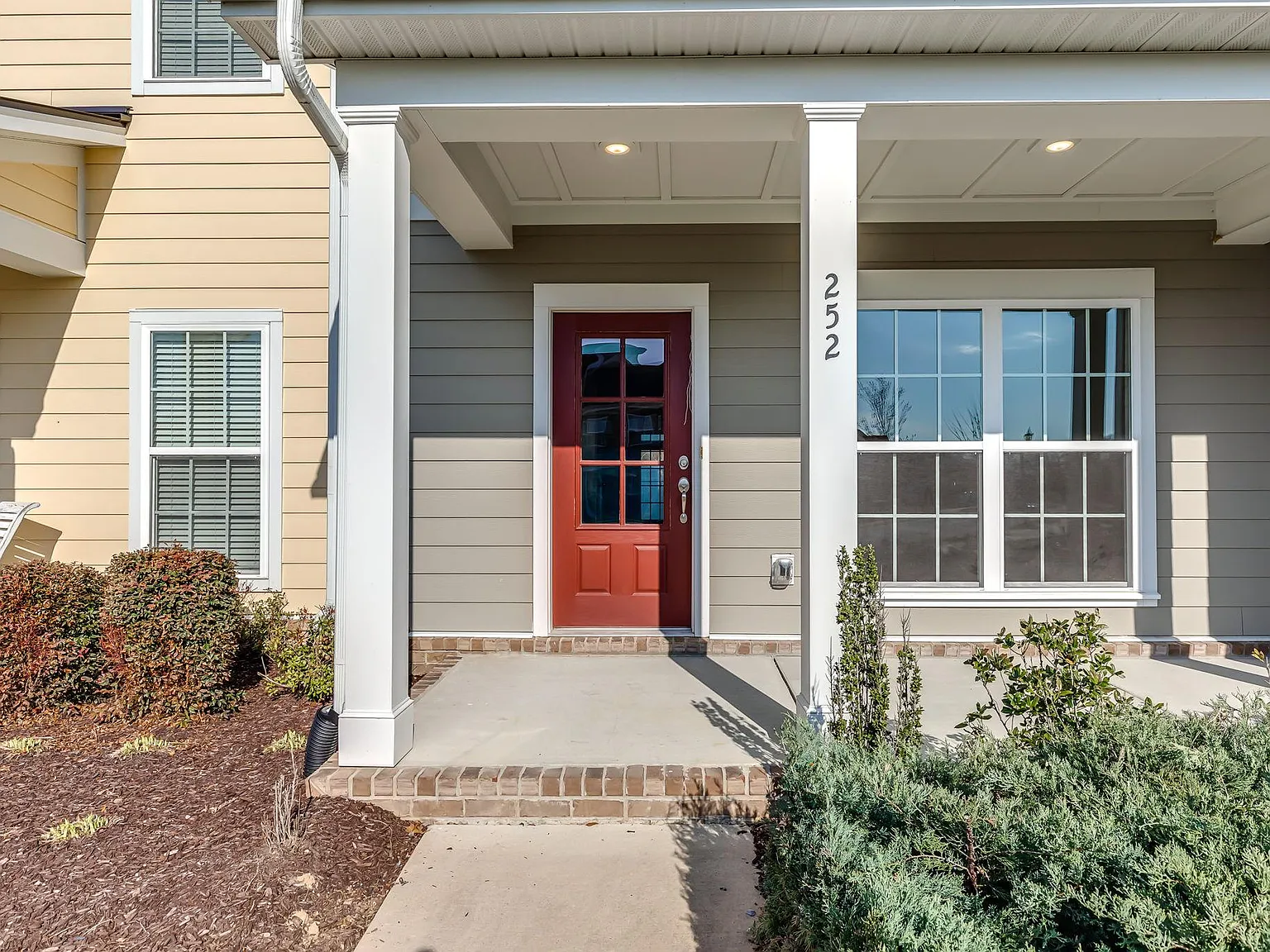 3 bed, 2.5 bath, 1350 sqft, $2,400 — Photo 2