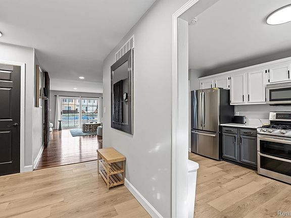 5th image of 32220 W Twelve Mile Rd