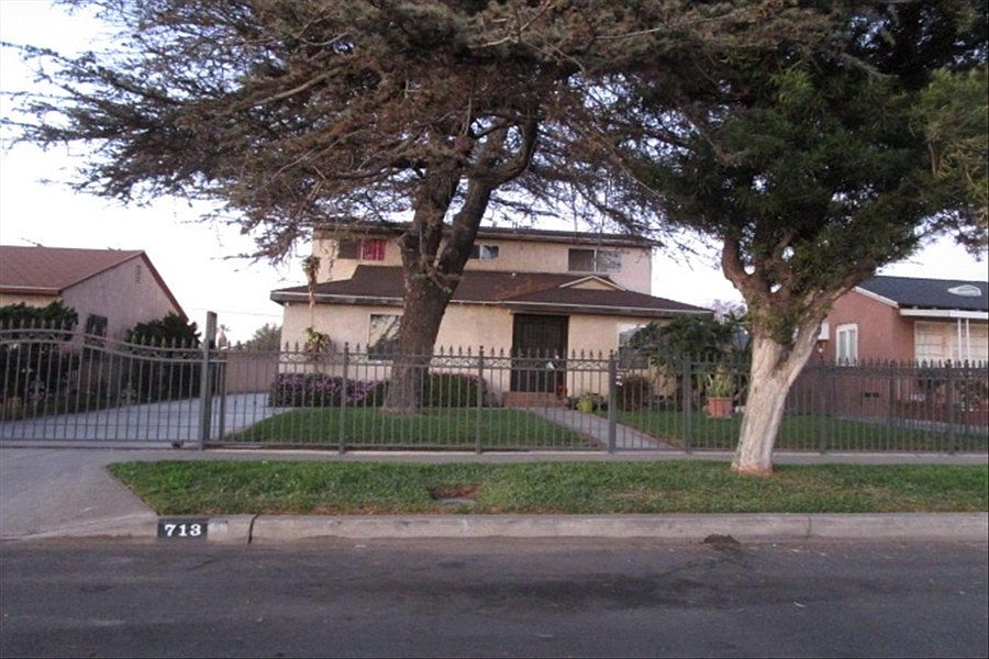 1st image of 713 W Rosecrans Ave