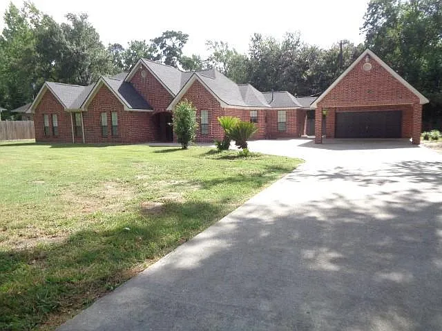 4 bed, 2.5 bath, 2550 sqft, $2,800 — Photo 2