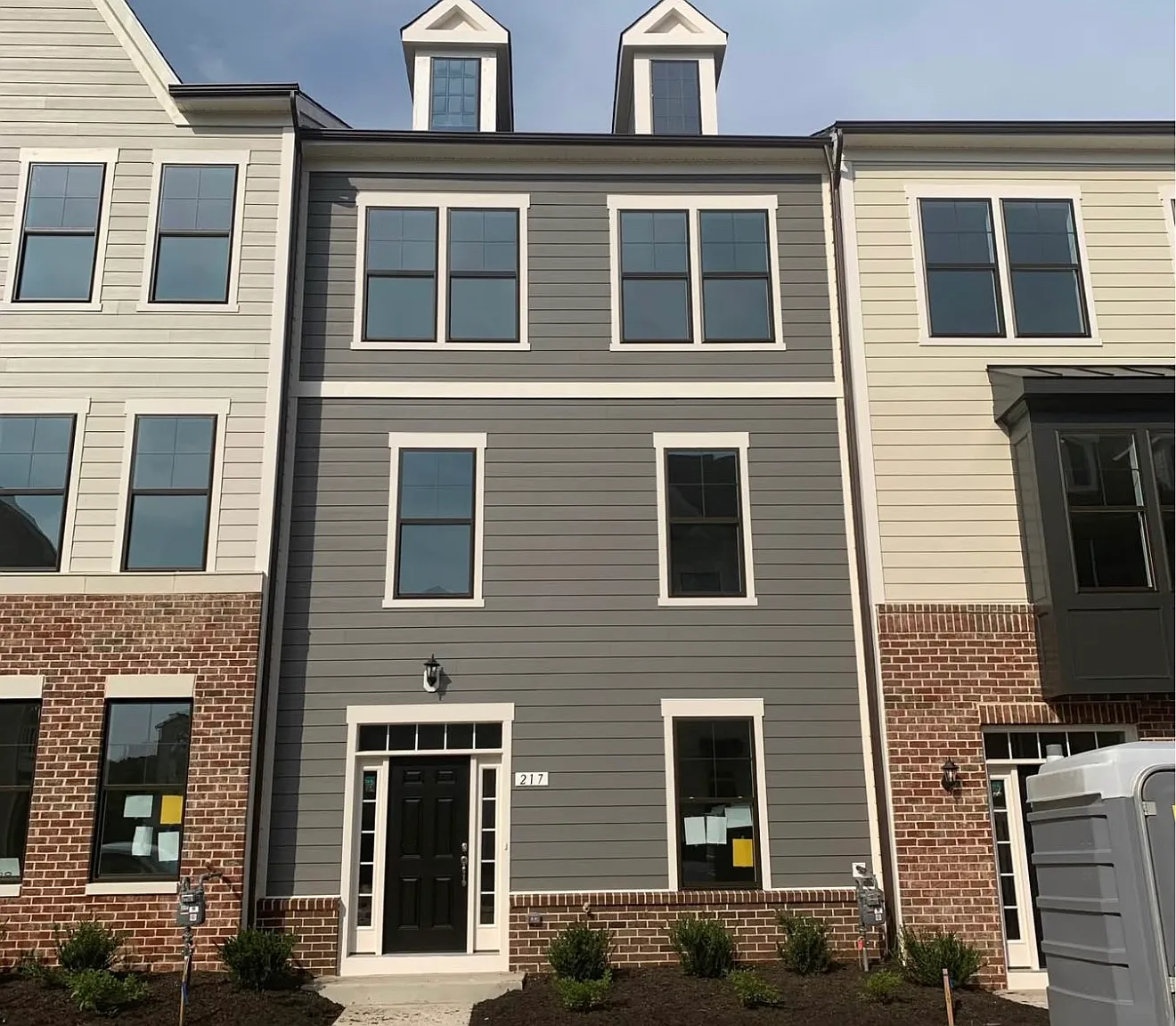 3 bed, 2.5 bath, 2074 sqft, $2,900 — Photo 1