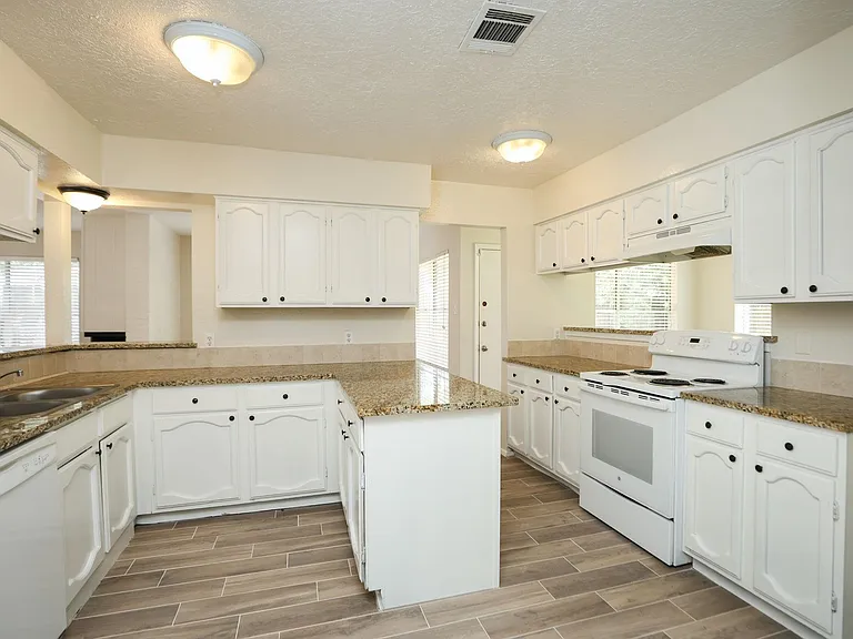 22318 Fincastle Dr — Photo 15