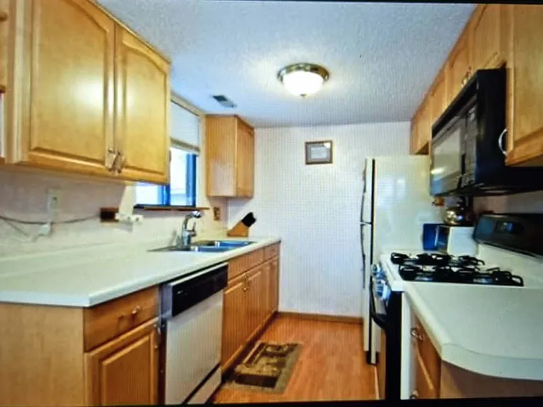 1733 Howe Ln — Photo 4