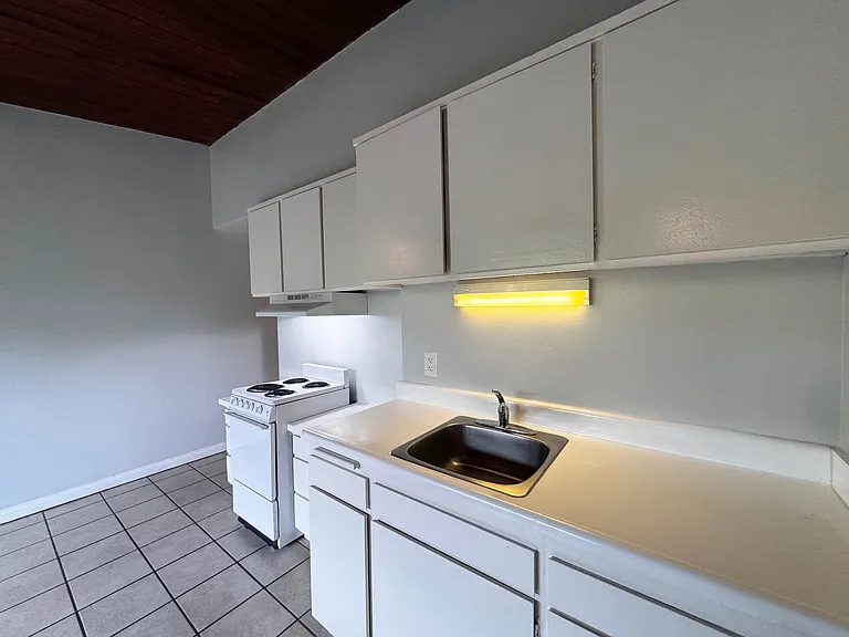 222 S Oak Knoll Ave #5 — Photo 7