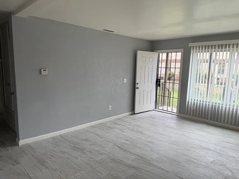 2255 E Sunrise Ln #B — Photo 24
