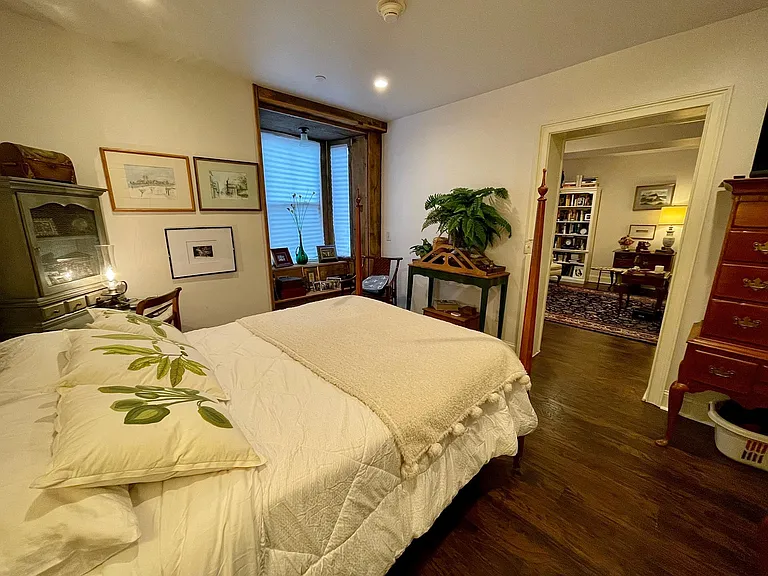 Bed room with bay window