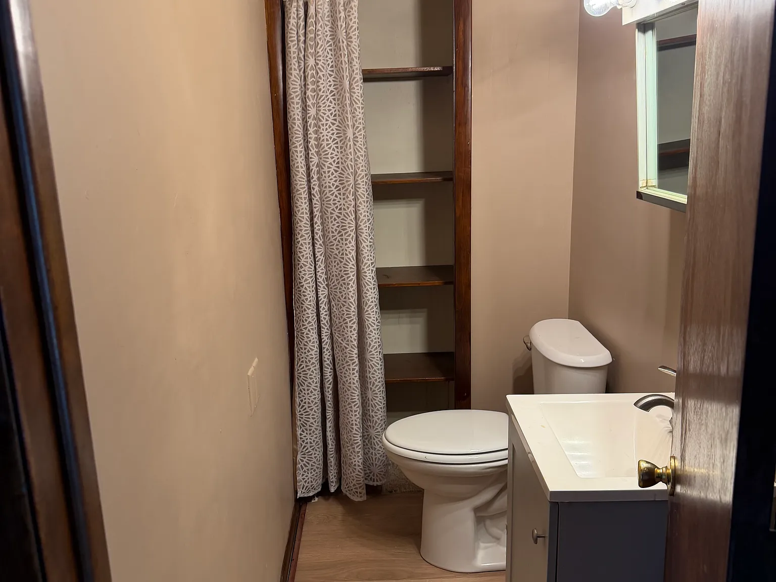 2 bed, 1.5 bath, 911 sqft, $975 — Photo 2
