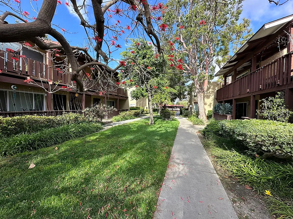 1000 W Macarthur Blvd #130