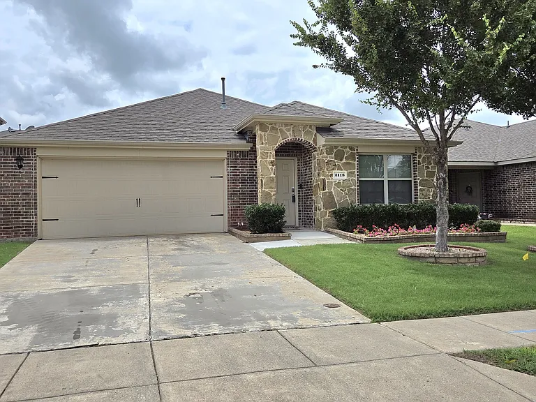 2118 Meadow Park Dr — Photo 2