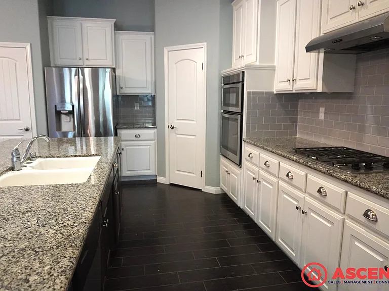 8409 Alonso Ct — Photo 2