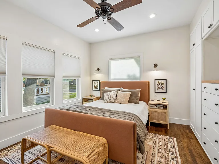 310 N Montclair Ave — Photo 18