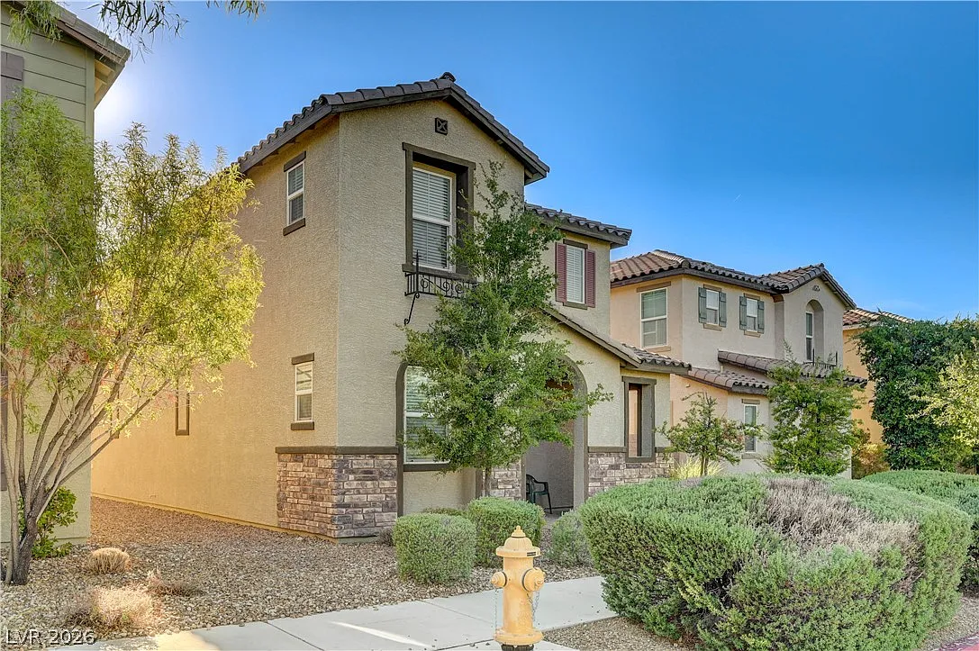 3 bed, 3.0 bath, 2039 sqft, $2,800 — Photo 2