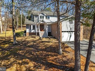1112 Lakeview Dr, Cross Junction, VA 22625