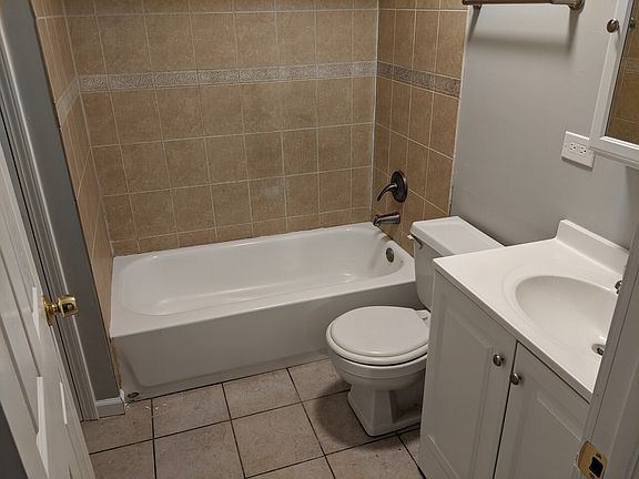4th image of 1627 Grove Dr APT 1