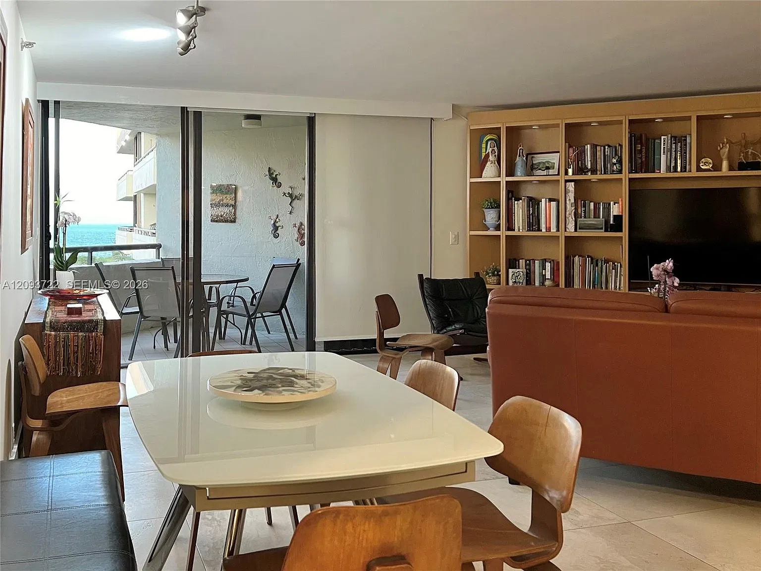 Ocean Lane Plaza Condo — Photo 3