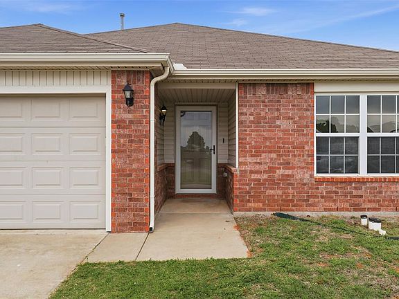 3rd image of 2316 Bradford Cir