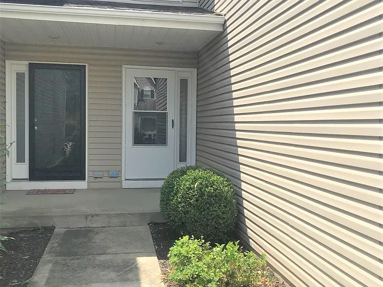 9844 N Lewis Ave — Photo 2
