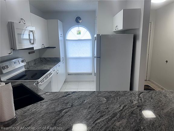 4th image of 403 Stephen Dr