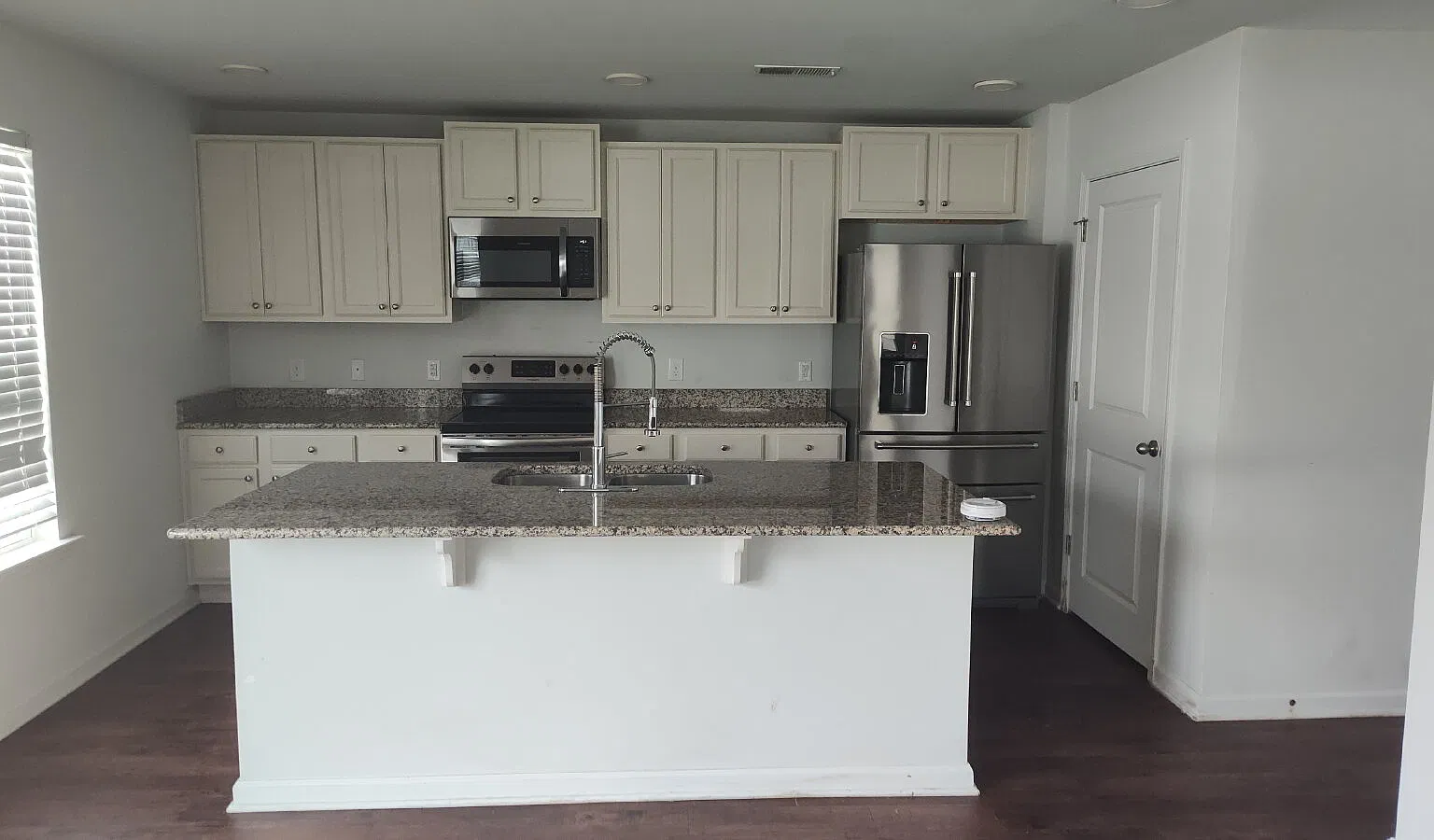 3 bed, 2.5 bath, 1968 sqft, $2,200 — Photo 3