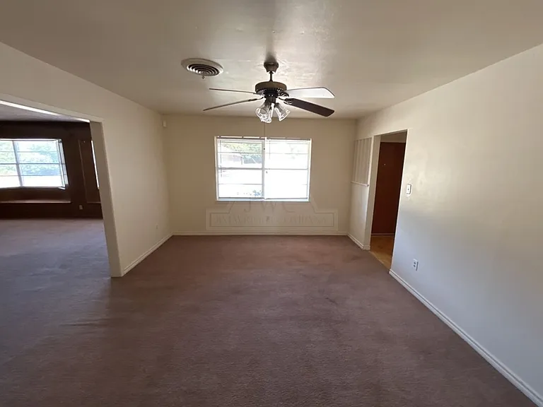 208 Oak St — Photo 3