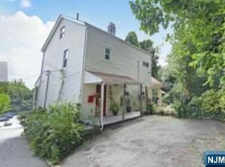 8 Maple St, Edgewater, NJ 07020