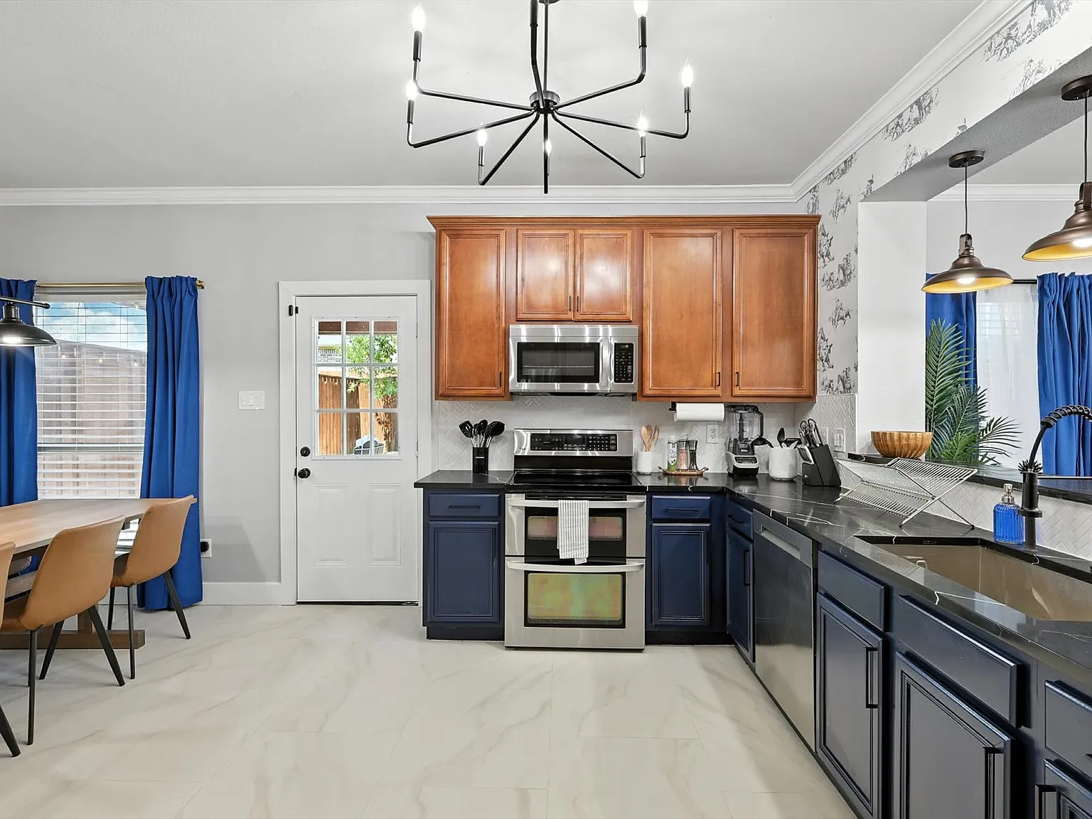 5 bed, 2518 sqft, $8,950 — Photo 3
