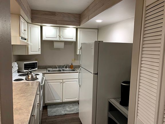 4th image of 800 Stratford Dr