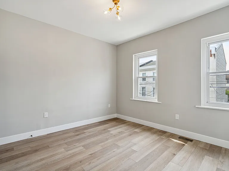 163 East St — Photo 32