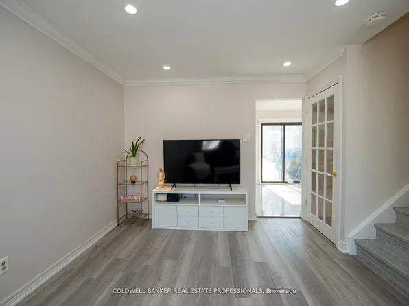 781 Sunnypoint Dr, Newmarket, ON L3Y 2Z7