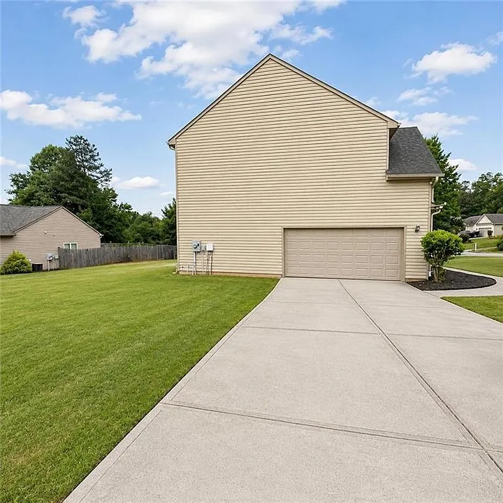 5 bed, 2598 sqft, $2,600 — Photo 3