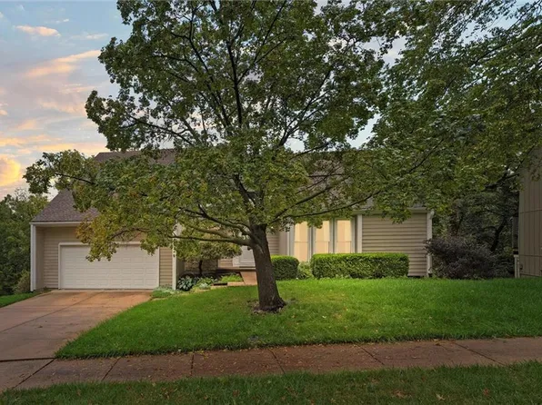 7927 Hallet St, Lenexa, KS 66215