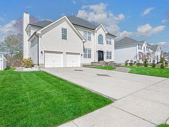 3rd image of 11 Chancellor Park Dr